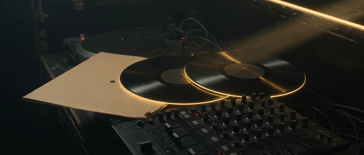 Traxsource märker Human-Made och AI-Assisted: DJ-butiksregler 2026